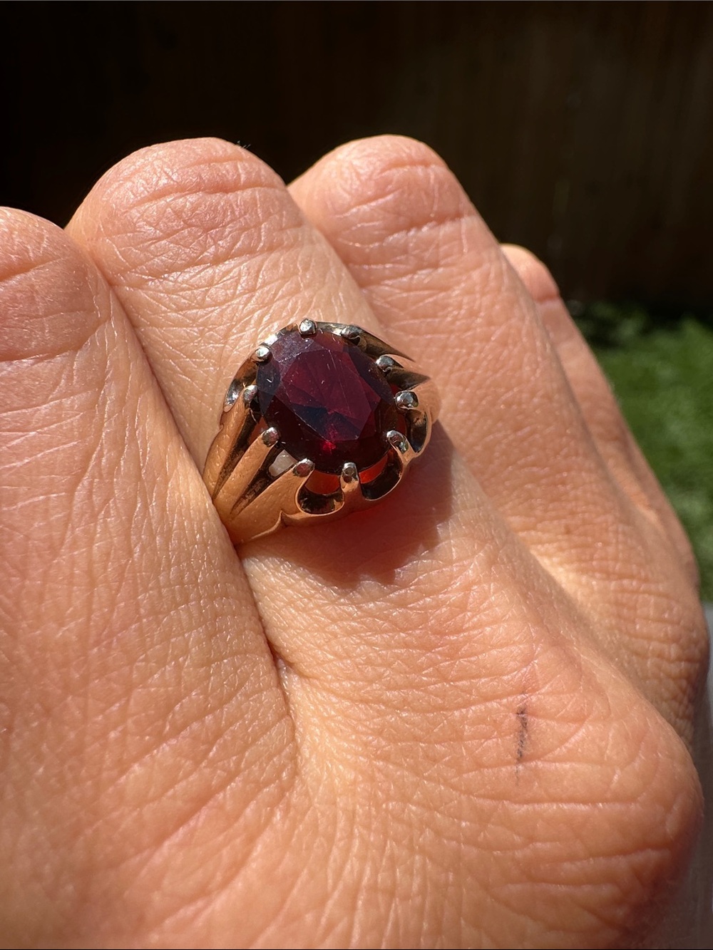 9k Gold Vintage Garnet Belcher Ring - size 6.25 - January birthstone